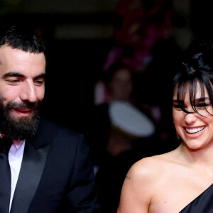 Romain Gravas et Dua Lipa - Montée des marches du film Omar La Fraise (The King Of Algiers) lors du 76ème Festival International du Film de Cannes le 20 mai 2023 © Jacovides / Moreau / Bestimage 