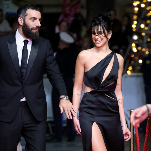 Tous les deux semblaient très amoureux et très soudés sur le tapis rouge.
Romain Gravas et Dua Lipa - Montée des marches du film Omar La Fraise (The King Of Algiers) lors du 76ème Festival International du Film de Cannes le 20 mai 2023 © Jacovides / Moreau / Bestimage 