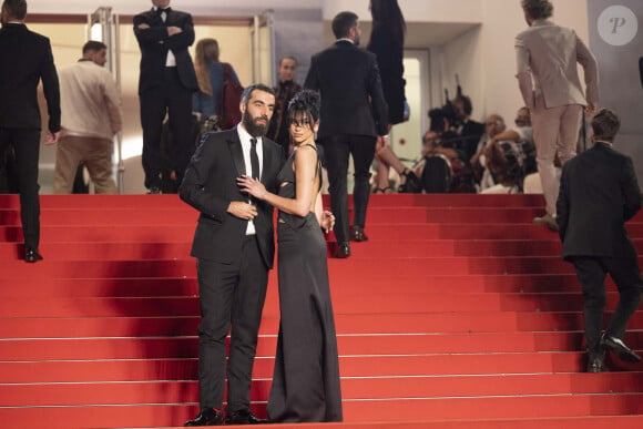 Romain Gravas et Dua Lipa - Montée des marches du film Omar La Fraise (The King Of Algiers) lors du 76ème Festival International du Film de Cannes le 20 mai 2023 © Jacovides / Moreau / Bestimage 