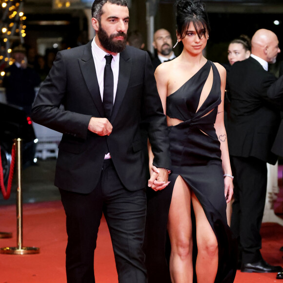 Romain Gravas et Dua Lipa - Montée des marches du film Omar La Fraise (The King Of Algiers) lors du 76ème Festival International du Film de Cannes le 20 mai 2023 © Jacovides / Moreau / Bestimage 