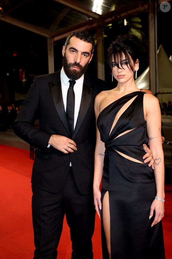 Romain Gravas et Dua Lipa - Montée des marches du film Omar La Fraise (The King Of Algiers) lors du 76ème Festival International du Film de Cannes le 20 mai 2023 © Jacovides / Moreau / Bestimage 