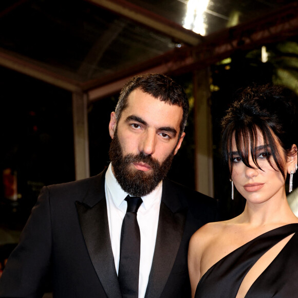 Romain Gravas et Dua Lipa - Montée des marches du film Omar La Fraise (The King Of Algiers) lors du 76ème Festival International du Film de Cannes le 20 mai 2023 © Jacovides / Moreau / Bestimage 