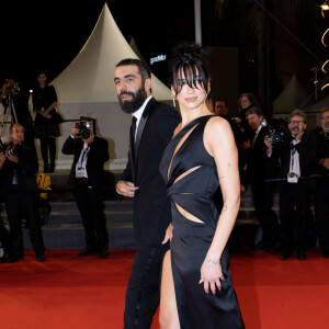 Romain Gavras et sa compagne Dua Lipa - Montée des marches du film " Omar la fraise (The King of Algiers) " lors du 76ème Festival International du Film de Cannes, au Palais des Festivals à Cannes. Le 19 mai 2023 © Jacovides-Moreau / Bestimage 