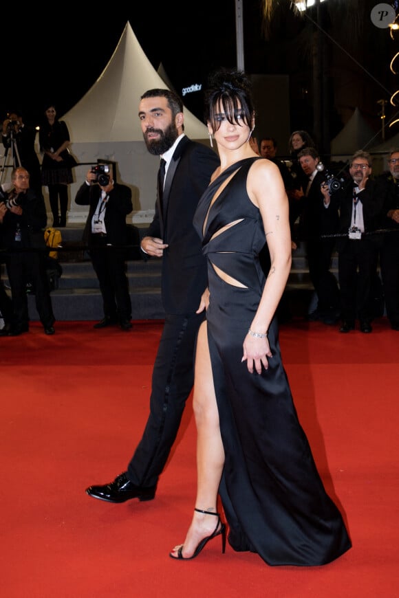 Romain Gavras et sa compagne Dua Lipa - Montée des marches du film " Omar la fraise (The King of Algiers) " lors du 76ème Festival International du Film de Cannes, au Palais des Festivals à Cannes. Le 19 mai 2023 © Jacovides-Moreau / Bestimage 