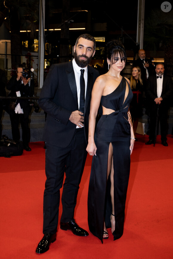 Romain Gravas et Dua Lipa - Montée des marches du film Omar La Fraise (The King Of Algiers) lors du 76ème Festival International du Film de Cannes le 20 mai 2023 © Jacovides / Moreau / Bestimage 