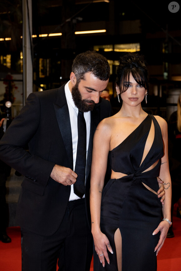 Romain Gravas et Dua Lipa - Montée des marches du film Omar La Fraise (The King Of Algiers) lors du 76ème Festival International du Film de Cannes le 20 mai 2023 © Jacovides / Moreau / Bestimage 