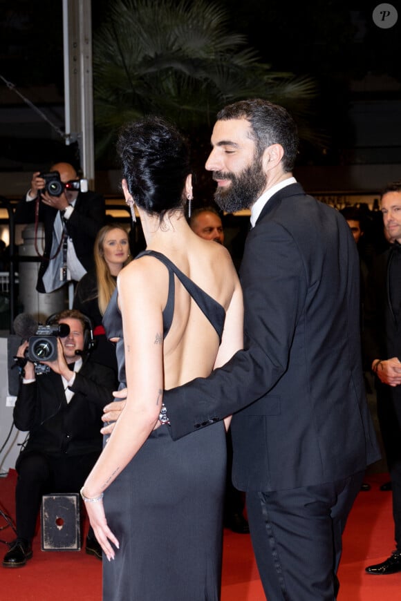 Romain Gravas et Dua Lipa - Montée des marches du film Omar La Fraise (The King Of Algiers) lors du 76ème Festival International du Film de Cannes le 20 mai 2023 © Jacovides / Moreau / Bestimage 