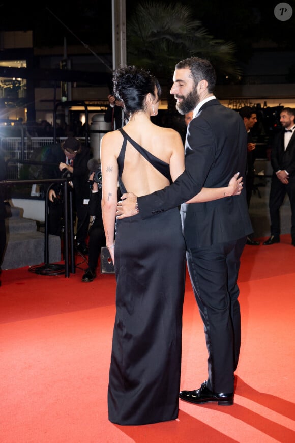 Romain Gravas et Dua Lipa - Montée des marches du film Omar La Fraise (The King Of Algiers) lors du 76ème Festival International du Film de Cannes le 20 mai 2023 © Jacovides / Moreau / Bestimage 