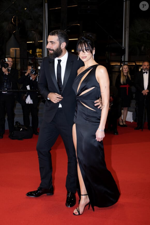 Romain Gavras et sa compagne Dua Lipa - Montée des marches du film " Omar la fraise (The King of Algiers) " lors du 76ème Festival International du Film de Cannes, au Palais des Festivals à Cannes. Le 19 mai 2023 © Jacovides-Moreau / Bestimage 