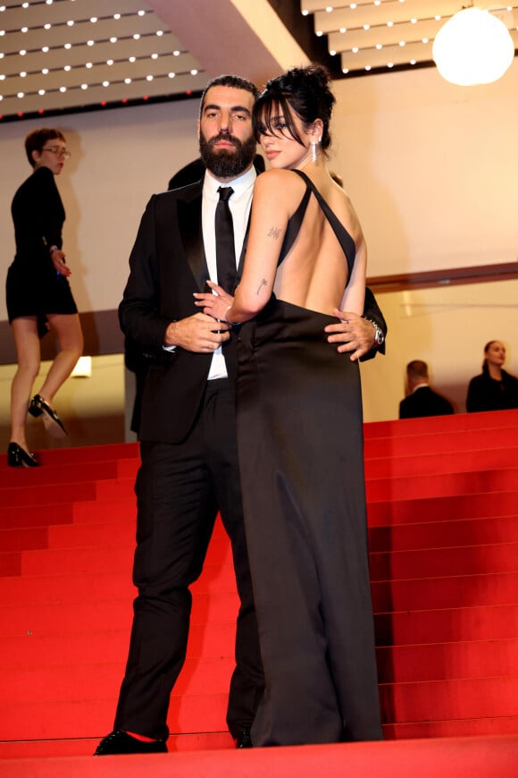 Romain Gravas et Dua Lipa - Montée des marches du film Omar La Fraise (The King Of Algiers) lors du 76ème Festival International du Film de Cannes le 20 mai 2023 © Jacovides / Moreau / Bestimage 