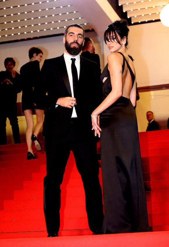 Romain Gravas et Dua Lipa - Montée des marches du film Omar La Fraise (The King Of Algiers) lors du 76ème Festival International du Film de Cannes le 20 mai 2023 © Jacovides / Moreau / Bestimage 