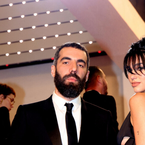 Romain Gravas et Dua Lipa - Montée des marches du film Omar La Fraise (The King Of Algiers) lors du 76ème Festival International du Film de Cannes le 20 mai 2023 © Jacovides / Moreau / Bestimage 