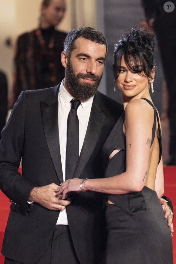 Romain Gravas et Dua Lipa - Montée des marches du film Omar La Fraise (The King Of Algiers) lors du 76ème Festival International du Film de Cannes le 20 mai 2023 © Jacovides / Moreau / Bestimage 