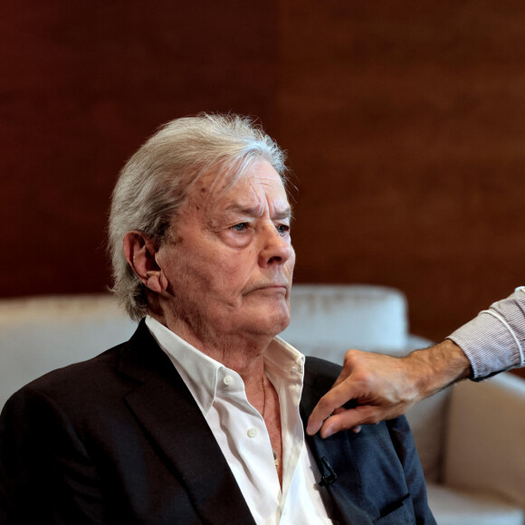 Exclusif - Alain Delon lors d'un tournage avec Cyril.Viguier sur la terrasse du siège de Vivendi à Paris le 8 juillet 2022. © Dominique Jacovides / Bestimage 