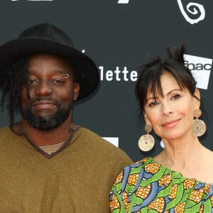 Sly Johnson et Mathilda May à l'inauguration de l'expérience "Tim Burton Le labyrinthe" à l'espace Chapiteaux du parc de la Villette à Paris, France, le 20 mai 2023. © Coadic Guirec/Bestimage 