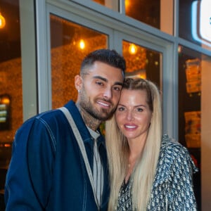 Exclusif - Thibault Garcia et sa femme Jessica Thivenin lors de la soirée " Come Chill with Booba " au bar Le Tube à Dubaï le 21 octobre 2021. © Nicolas Briquet / Bestimage 
