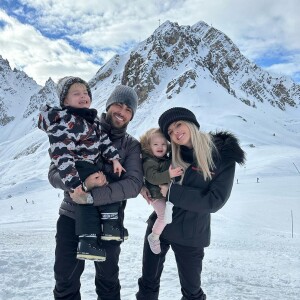 Jessica Thivenin et son mari Thibault au ski avec leurs enfants Maylone et Leewane