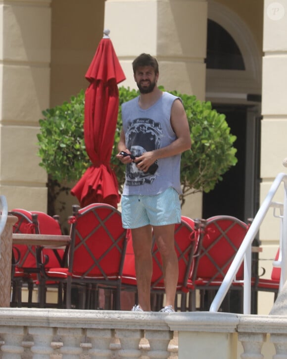 Exclusif - Gerard Piqué se retrouve avec ses fils Sasha et Milan dans la résidence "The Mansions at Acqualina" à Miami le 29 avril 2023.