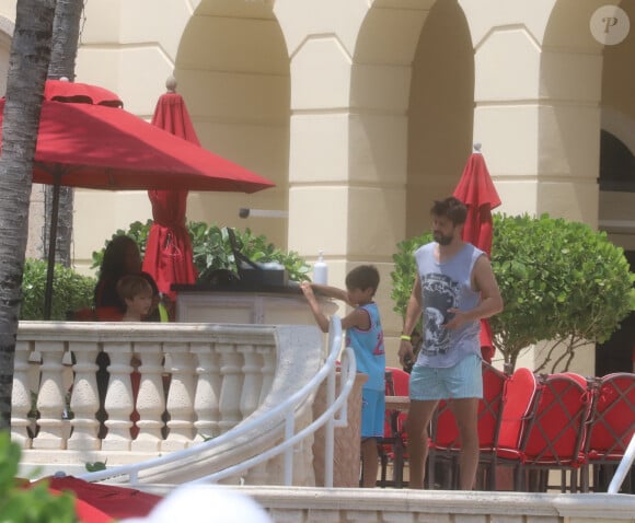Exclusif - Gerard Piqué se retrouve avec ses fils Sasha et Milan dans la résidence "The Mansions at Acqualina" à Miami le 29 avril 2023.
