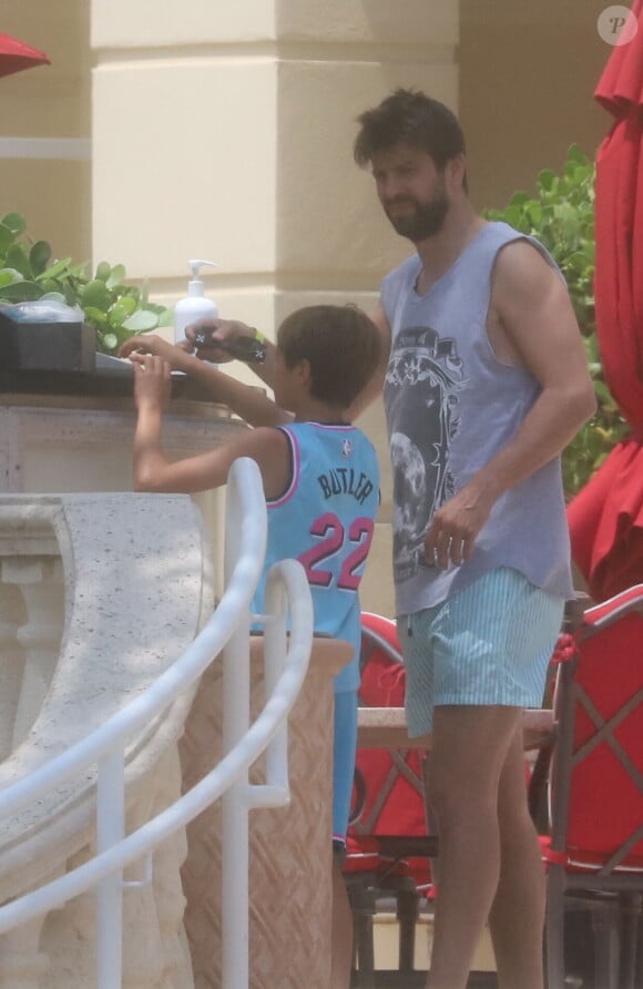 Exclusif - Gerard Piqué se retrouve avec ses fils Sasha et Milan dans la résidence "The Mansions at Acqualina" à Miami le 29 avril 2023.