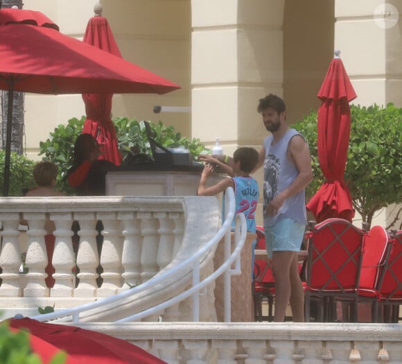 Exclusif - Gerard Piqué se retrouve avec ses fils Sasha et Milan dans la résidence "The Mansions at Acqualina" à Miami le 29 avril 2023.