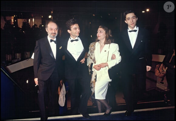 Claude Berri avec ses fils Thomas Langmann et Julien Rassam à la soirée des Césars 1989. 