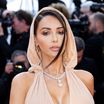Nabilla stylée à Cannes dans un robe dos nu à capuche : la star fait sensation sur le tapis rouge en solo