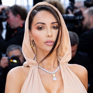 Nabilla a encore une fois mis le paquet niveau look pour sa nouvelle montée des marches au Festival de Cannes.
Nabilla Benattia-Vergara - Montée des marches du film " Club Zéro " lors du 76ème Festival International du Film de Cannes, au Palais des Festivals à Cannes. © Jacovides-Moreau / Bestimage