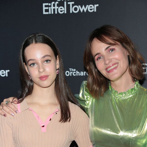 Mère et fille vivent désormais aux Etats-Unis
Tess Barthélemy, Judith Godrèche à la première de "Under The Eiffel Tower" lors du 34ème Festival International du Film de Santa Barbara, le 7 février 2019.