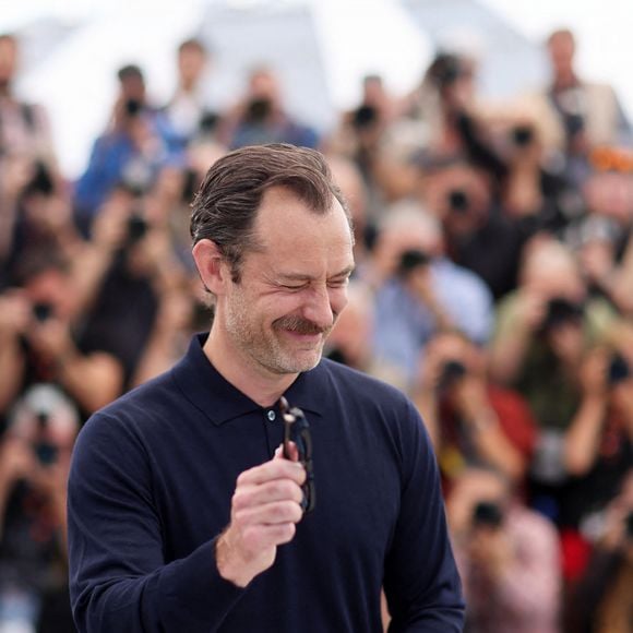 Le comédien britannique sera prochainement à l'affiche du film Firebrand, le jeu de la reine, dans lequel il incarne Henri VIII.
Jude Law au photocall de "Firebrand (le jeu de la reine)" lors du 76ème Festival International du Film de Cannes, le 22 mai 2023. © Moreau/Jacovides/Bestimage