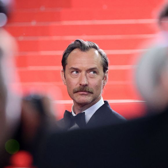 Jude Law - Montée des marches du film " Acide " lors du 76ème Festival International du Film de Cannes, au Palais des Festivals à Cannes. Le 21 mai 2023 © Jacovides-Moreau / Bestimage