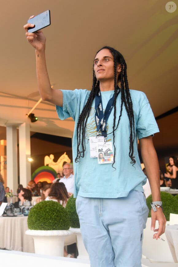 Exclusif - Roxane Depardieu photographie sa compagne Chantelle Broomes - People au Longines Paris Eiffel Jumping au Champ de Mars à Paris. Le 5 juillet 2018 © Perusseau/Veeren / Bestimage  -