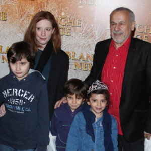 Pour cette raison, le couple a décidé de faire lui-même l'école à son fils.
Francis Perrin, sa femme Gersende et leurs trois enfants, le 1er avril 2012 à Paris