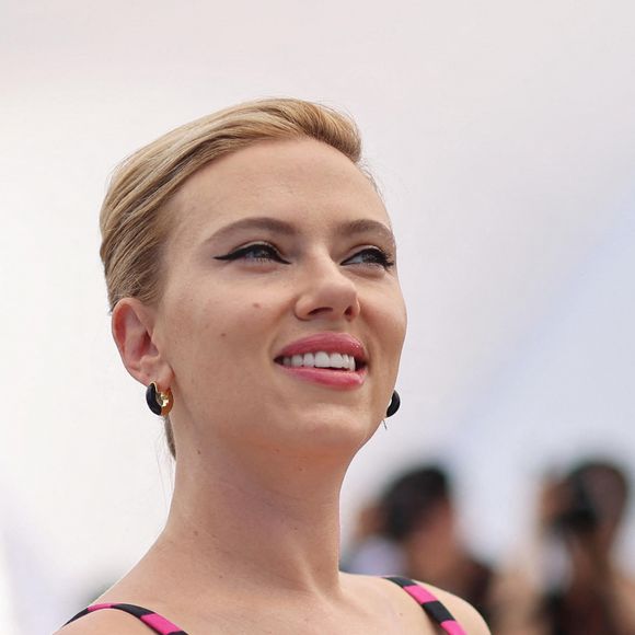 "J'utilise mes rêves pour travailler. Je ne les écris pas. Je crois que c'est bon de s'entraîner à se souvenir de ses rêves."
Scarlett Johansson - Photocall de "Asteroid City" lors du 76ème Festival International du Film de Cannes le 24 mai 2023. © Jacovides-Moreau/Bestimage