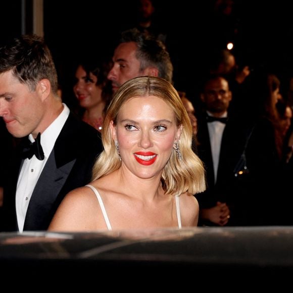 Scarlett Johansson - Descente des marches du film " Asteroid City " lors du 76ème Festival International du Film de Cannes, au Palais des Festivals à Cannes. Le 23 mai 2023 © Jacovides-Moreau / Bestimage