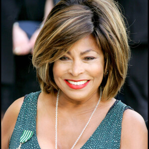 Et représente une immense voix du rock'n'roll. 
Tina Turner - Giorgio Armani et Claudia Cardinale reçoivent la légion d'honneur à l'Elysée en 2008.