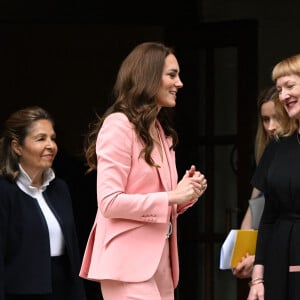 Catherine (Kate) Middleton, princesse de Galles, à la sortie de sa visite au Foundling Museum de Londres, Royaume Uni, le 25 mai 2023, pour rencontrer des sortants de soins qui sont soutenus par le musée, et avec des parents adoptifs et des aidants pour discuter de l'impact permanent que des relations positives et de soutien peuvent avoir pour les enfants et les jeunes personnes. 