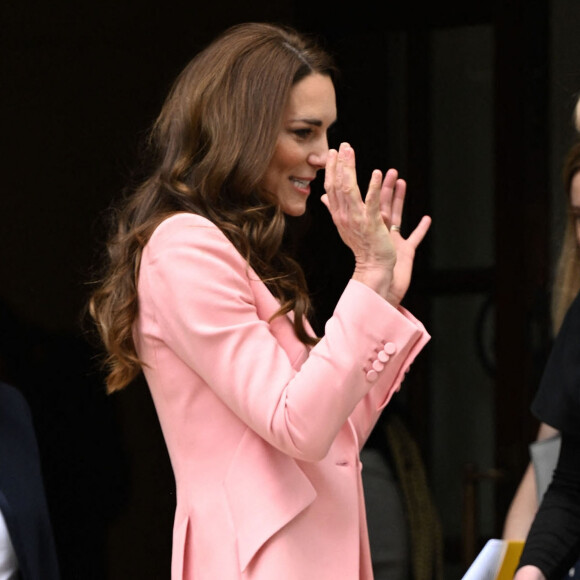 Catherine (Kate) Middleton, princesse de Galles, à la sortie de sa visite au Foundling Museum de Londres, Royaume Uni, le 25 mai 2023, pour rencontrer des sortants de soins qui sont soutenus par le musée, et avec des parents adoptifs et des aidants pour discuter de l'impact permanent que des relations positives et de soutien peuvent avoir pour les enfants et les jeunes personnes. 