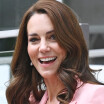Kate Middleton lumineuse working girl : surprenant tailleur et décolleté plongeant pour un rendez-vous en solo