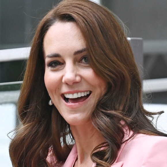 Kate Middleton était magnifique dans un tailleur printanier ce jeudi.
Catherine (Kate) Middleton, princesse de Galles, à la sortie de sa visite au Foundling Museum de Londres, Royaume Uni pour rencontrer des sortants de soins qui sont soutenus par le musée, et avec des parents adoptifs et des aidants pour discuter de l'impact permanent que des relations positives et de soutien peuvent avoir pour les enfants et les jeunes personnes. 