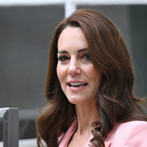 Il devait être resté à Windsor avec leurs trois enfants. 
Catherine (Kate) Middleton, princesse de Galles, à la sortie de sa visite au Foundling Museum de Londres, Royaume Uni, le 25 mai 2023, pour rencontrer des sortants de soins qui sont soutenus par le musée, et avec des parents adoptifs et des aidants pour discuter de l'impact permanent que des relations positives et de soutien peuvent avoir pour les enfants et les jeunes personnes. 