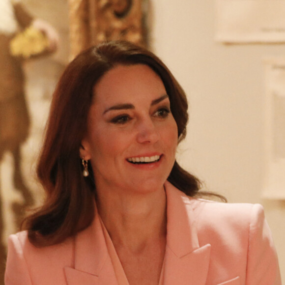 Catherine (Kate) Middleton, princesse de Galles, lors d'une visite au Foundling Museum de Londres, Royaume Uni, le 25 mai 2023, pour rencontrer des sortants de soins qui sont soutenus par le musée, et avec des parents adoptifs et des aidants pour discuter de l'impact permanent que des relations positives et de soutien peuvent avoir pour les enfants et les jeunes personnes. 