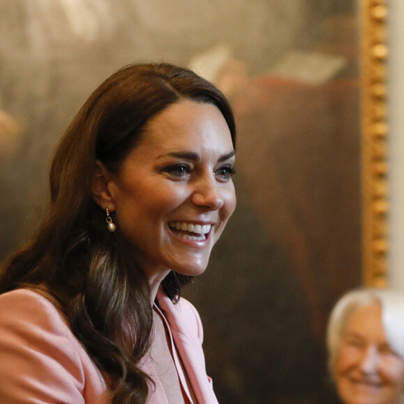 Catherine (Kate) Middleton, princesse de Galles, lors d'une visite au Foundling Museum de Londres, Royaume Uni, le 25 mai 2023, pour rencontrer des sortants de soins qui sont soutenus par le musée, et avec des parents adoptifs et des aidants pour discuter de l'impact permanent que des relations positives et de soutien peuvent avoir pour les enfants et les jeunes personnes. 