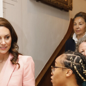 Catherine (Kate) Middleton, princesse de Galles, lors d'une visite au Foundling Museum de Londres, Royaume Uni, le 25 mai 2023, pour rencontrer des sortants de soins qui sont soutenus par le musée, et avec des parents adoptifs et des aidants pour discuter de l'impact permanent que des relations positives et de soutien peuvent avoir pour les enfants et les jeunes personnes. 