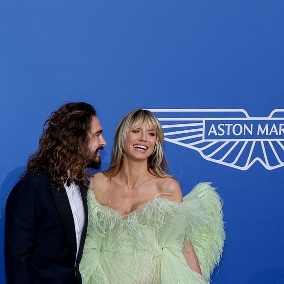 Heidi Klum a également fait sensation 
Tom Kaulitz et sa femme Heidi Klum - Photocall du gala de l'AmFar 2023 à l'Hôtel du Cap-Eden-Roc, Antibes, lors du 76ème Festival International du Film de Cannes. Le 25 mai 2023. © Moreau-Jacovides / Bestimage 