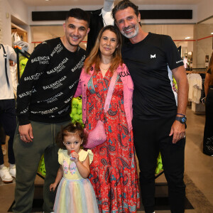 Patrick Mouratoglou, Marion Bartoli, son compagnon Yahya Boumediene et leur fille Kamilya - Lancement de la collection Mouratoglou au magasin Celio Ternes à Paris le 25 mai 2023. Le coach Patrick Mouratoglou lance sa collection de vêtements 100% tennis distribuée en France par célio et déjà visible sur le circuit. © Veeren/Bestimage