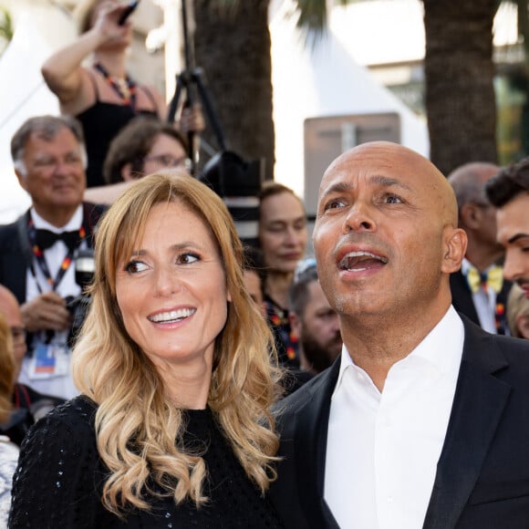 Eric Judor et sa compagne - Montée des marches du film " The Old Oak " lors du 76ème Festival International du Film de Cannes, au Palais des Festivals à Cannes. Le 26 mai 2023 © Jacovides-Moreau / Bestimage 