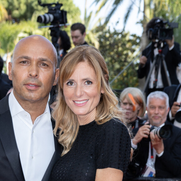 Eric Judor et sa compagne - Montée des marches du film " The Old Oak " lors du 76ème Festival International du Film de Cannes, au Palais des Festivals à Cannes. Le 26 mai 2023 © Olivier Borde / Bestimage 