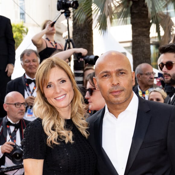 Il est très rare qu'Eric Judor se montre avec sa compagne... 
Eric Judor et sa compagne - Montée des marches du film " The Old Oak " lors du 76ème Festival International du Film de Cannes, au Palais des Festivals à Cannes. Le 26 mai 2023 © Jacovides-Moreau / Bestimage 