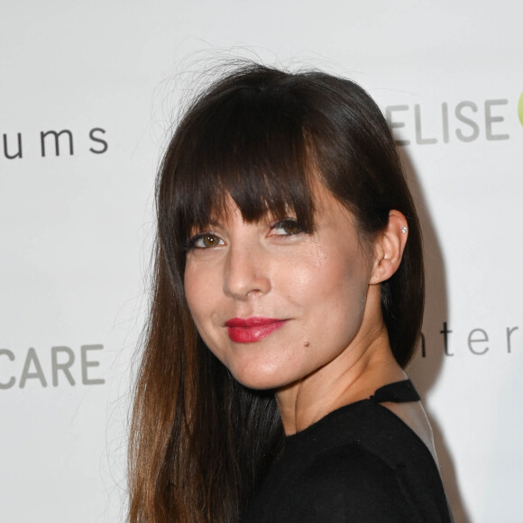 Exclusif - Caroline Nielsen - Dîner de Gala de l'association Elisecare sponsorisé par P. Bénacin (Interparfums) et orchestré par Y.Alleno au Pavillon Ledoyen à Paris le 13 octobre 2021. Depuis la crise de la COVID, l'association résiste et maintient ses actions auprès des blessés victimes de la guerre et du terrorisme avec difficulté. Cette année est donc d'autant plus importante en raison de la crise mondiale. Elisecare prend en charge les blessés victimes de la guerre et du terrorisme. Elle offre aux rescapés, à travers ses dispensaires mobiles, une prise en charge médicale et psychologique complètes. En Irak, notre mission s'articule principalement autour des femmes victimes de trafic sexuel, et des enfants victimes de torture. Nous avons formé des équipes spécialisées dans la prise en charge du psycho traumatisme, à la médecine reconstructrice, aux premiers secours, aux techniques de méditation et à la prise en charge de la douleur. Nous oeuvrons sur le long terme de l'urgence auprès de minorités religieuses persécutées sur leurs terres ancestrales anciennes (cas des Yezidis et des Chrétiens d'Orient), torturées et persécutées par des fanatiques islamiques, poussés à l'exil ou tassées dans des camps de réfugiés et souffrant de graves séquelles physiques et psychologiques. Nous avons également d'autres missions similaires en Syrie, en Ethiopie, au Liban, en Arménie. Une vente aux enchères a eu lieu et parmi les lots à remporter, un lot supplémentaire a été rajouter au dernier moment par V. Guillhaume : un petit déjeuner au Café de Flore avec J. Gayet ! La chanteuse S.Sue est venue interpréter trois chansons en acoustique. © Coadic Guirec/Bestimage 